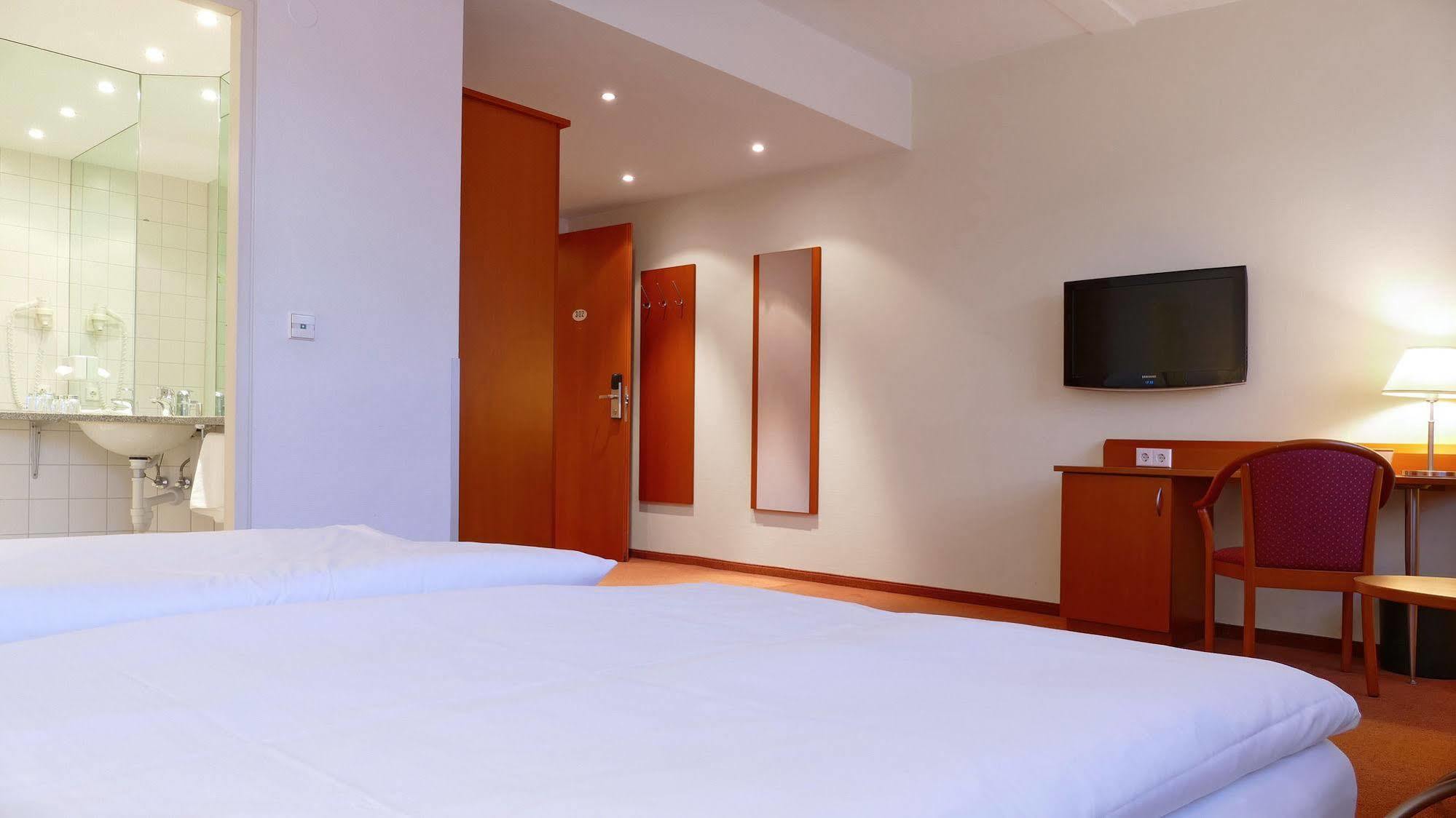 Central Hotel Loewen フェルトキルヒ エクステリア 写真