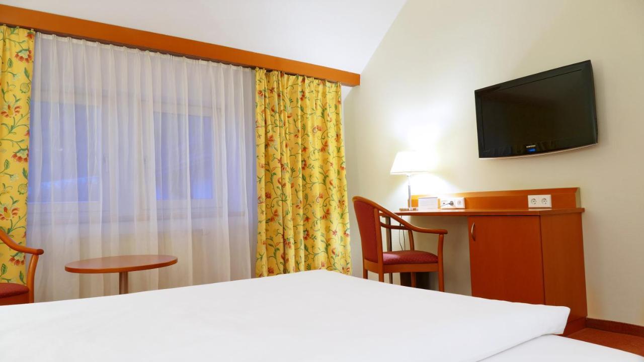 Central Hotel Loewen フェルトキルヒ エクステリア 写真