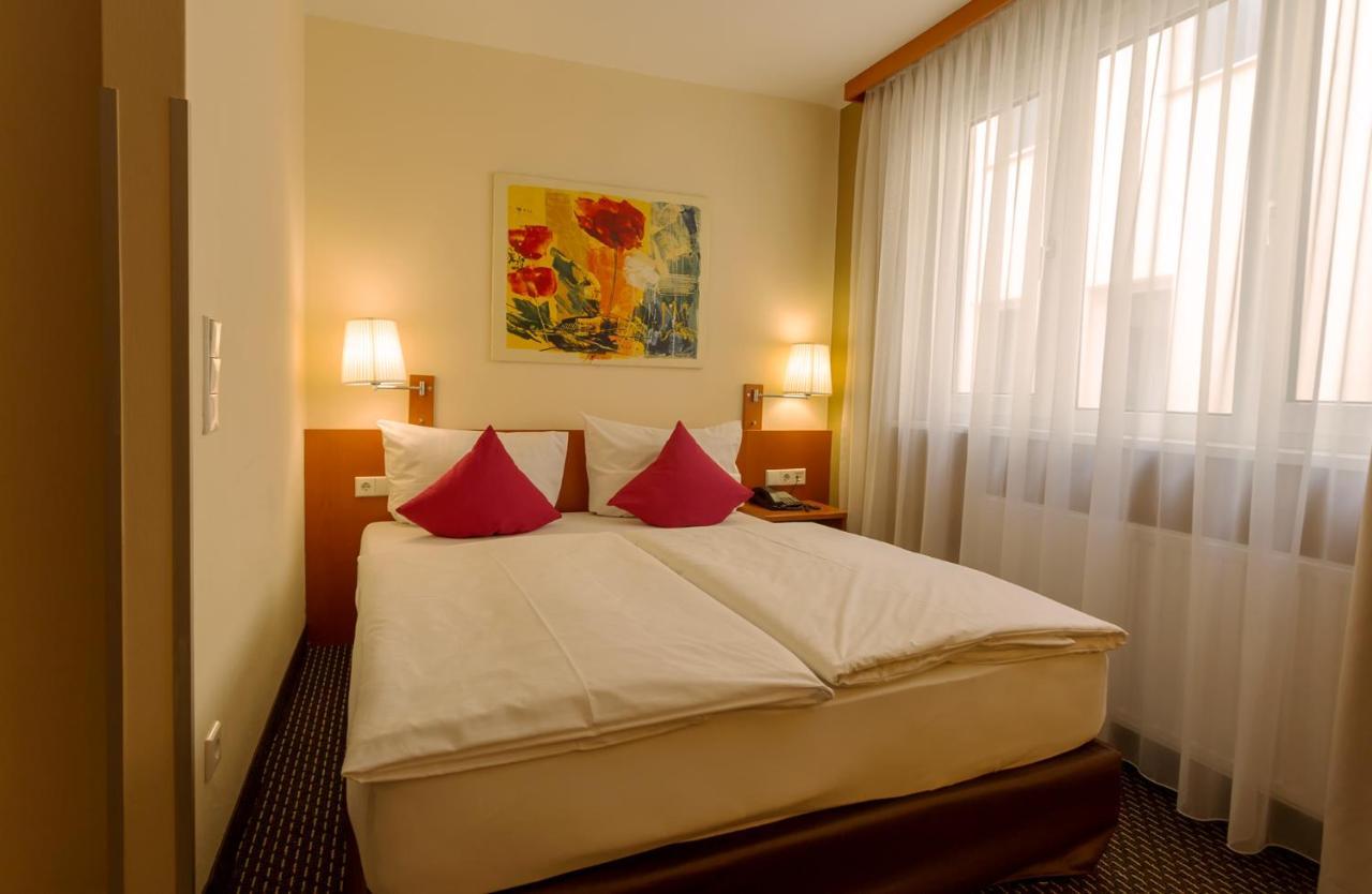 Central Hotel Loewen フェルトキルヒ エクステリア 写真